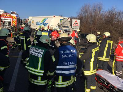 Mundelsheim: A81 Schwerer Unfall mit Vier Lkw und ein Pkw - 2 Fahrstreifen gesperrt - 4 km Stau, Vollsperrung